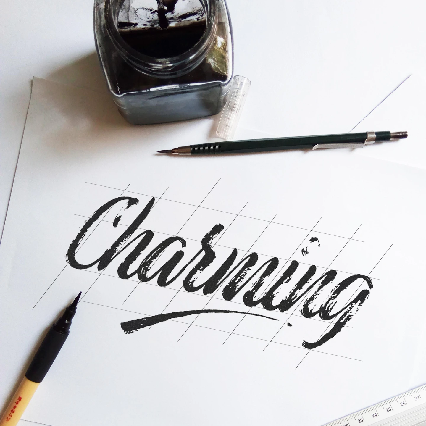 Lettering: El arte de dibujar letras (Luis Lili) | Curso | Crehana